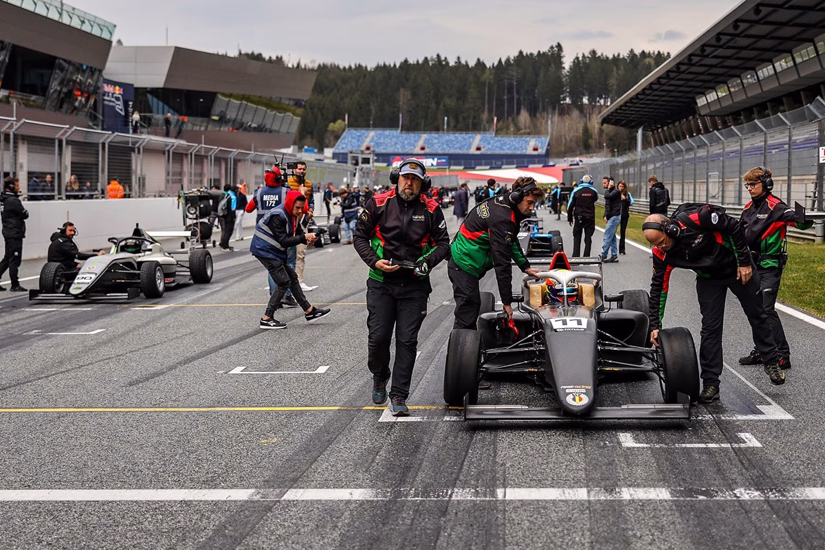 Luca Viișoreanu aduce prima victorie românească în Formula 4 CEZ